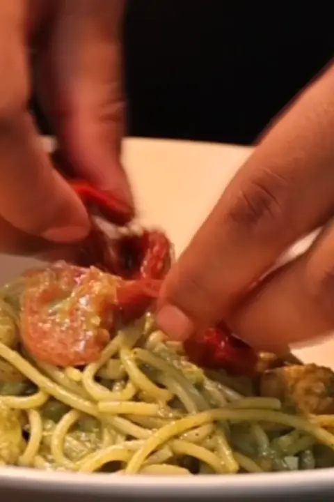 Des pâtes dressées à la main, puis sautées à la poêle sur la flamme.