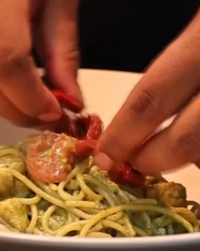 Pasta ditata dengan tangan, lalu dimasak di wajan di atas api di dapur OZ.